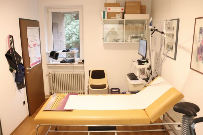 Ein Sprechzimmer mit Untersuchungsliege und dem Arbeitsplatz für EKG und Lungenfunktion.